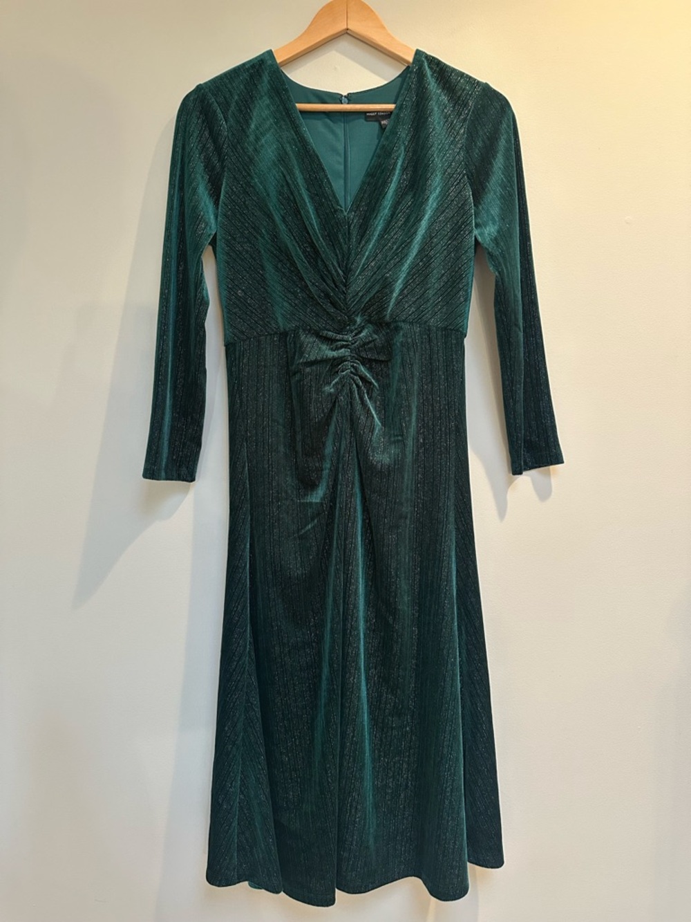 Maggy London Emerald Green Metallic Midi Dress Size 4 | V‑Neck Ruched 3/4 Sleeve